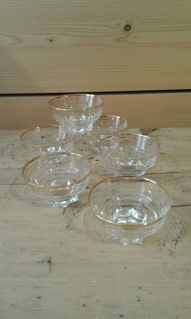 anciennes coupes à champagne sans pied en verre transparent. art déco; bord doré