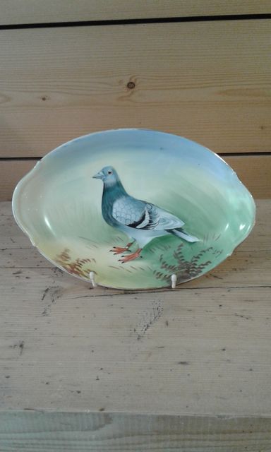 Ancien plat de service ovale en porcelaine de Limoges, décor peint pigeon 