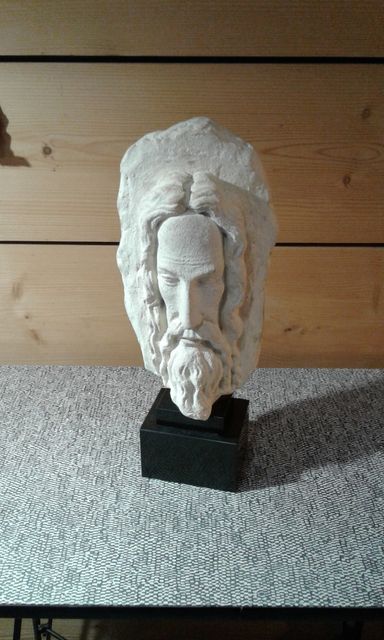 sculpture contemporaine tête d'homme  ou de christ, en pierre, socle en marbre noir